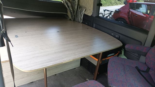 Furgo camper equipada y lista para viajar