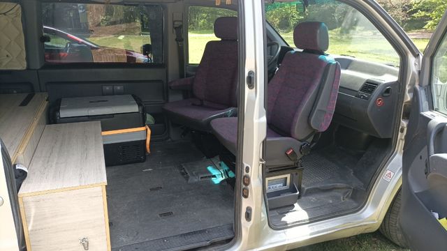 Furgo camper equipada y lista para viajar