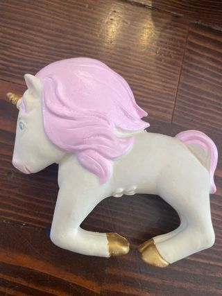 Juguetes bebé: erizo, libro y unicornio