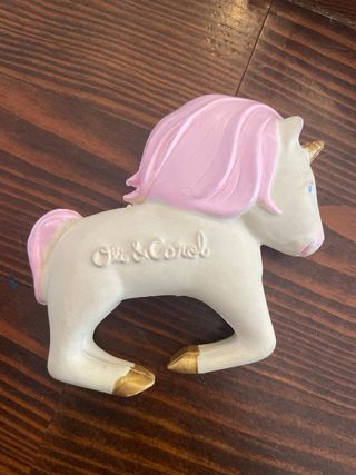 Juguetes bebé: erizo, libro y unicornio