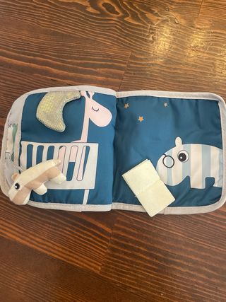 Juguetes bebé: erizo, libro y unicornio