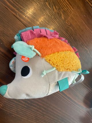 Juguetes bebé: erizo, libro y unicornio