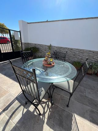 Mesa jardín con 4 sillas de hierro fundido