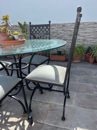 Mesa jardín con 4 sillas de hierro fundido