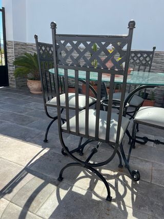 Mesa jardín con 4 sillas de hierro fundido