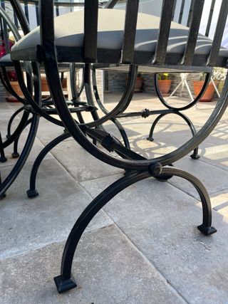 Mesa jardín con 4 sillas de hierro fundido