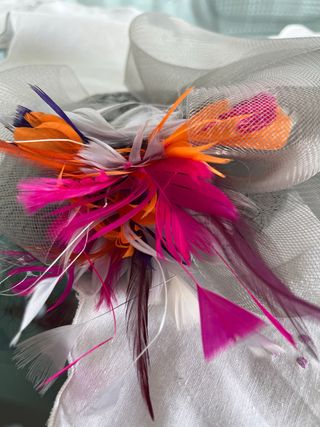 Tocado gris con plumas multicolor