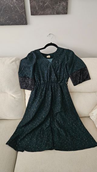 Vestido verde oscuro.