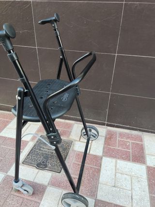 Andadera con asiento y ruedas