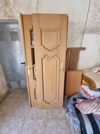 Puertas interiores madera. negociación in situ