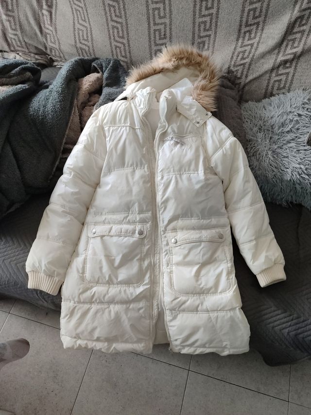 Abrigo blanco acolchado con capucha