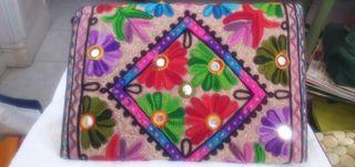 Cartera de mano bordada multicolor con pompones