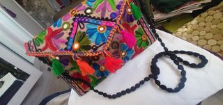 Cartera de mano bordada multicolor con pompones