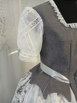 Traje huertana gris claro