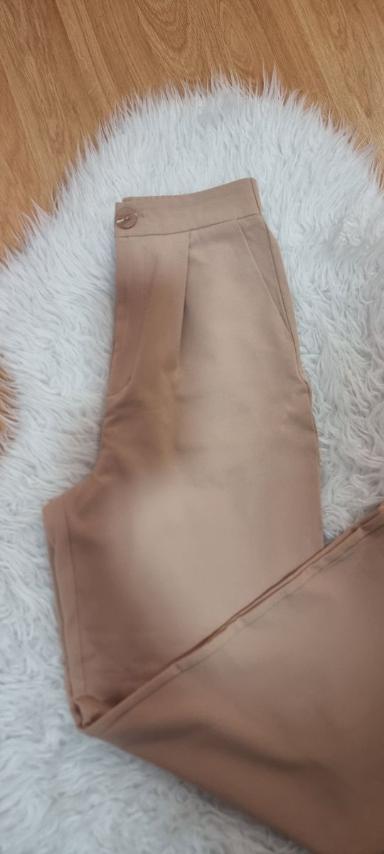 Pantalón vestir Stradivarius beige talla 36