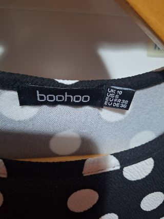 Vestido Boohoo lunares blanco y negro