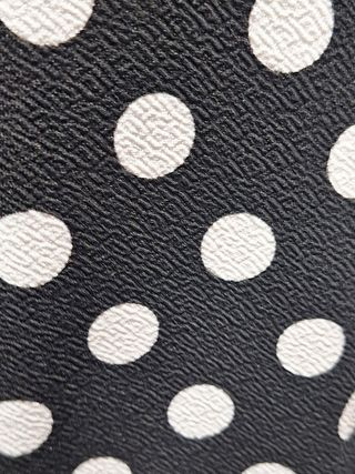 Vestido Boohoo lunares blanco y negro 