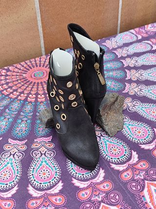 Botines negros con detalles dorados