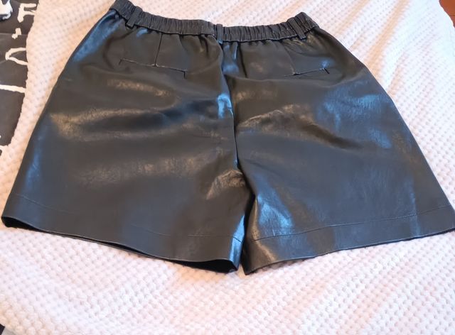 Shorts polipiel negros