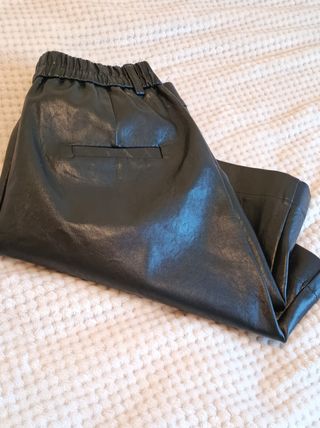 Shorts polipiel negros
