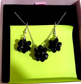 Collar y pendientes negros brillantes