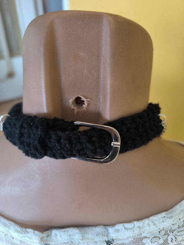 gargantilla punk rock negro