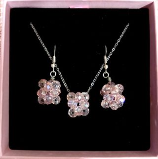 Collar y pendientes brillantes rosa