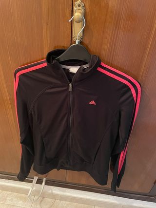 Chaqueta Adidas negra y rosa