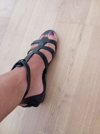 Sandalias romanas negras de goma para playa