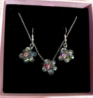 Collar y pendientes brillantes multicolor