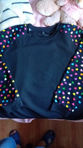 Suéter negro corazones multicolor