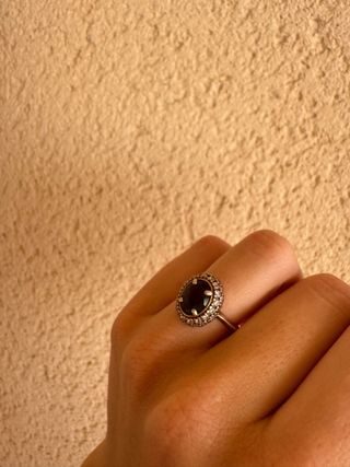 Anillo ovalado con circonitas