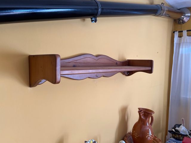 Estantería de madera marrón