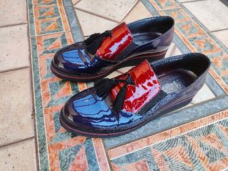 Mocassino in vernice bordeau-blu unisex