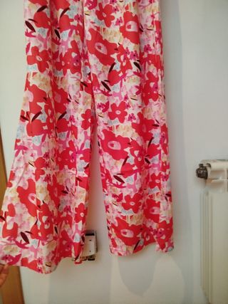 Dos conjuntos top y pantalón rojo y rosa