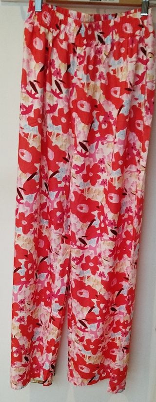 Dos conjuntos top y pantalón rojo y rosa