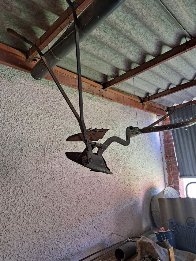Arado antiguo - herramienta agrícola