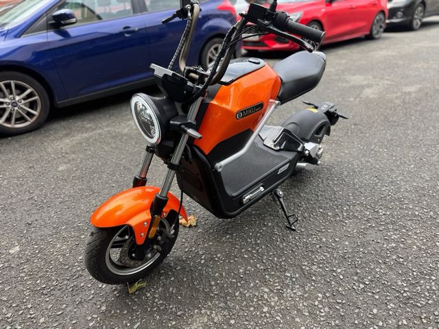Sunra Miku Max: Moto eléctrica naranja