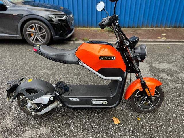 Sunra Miku Max: Moto eléctrica naranja