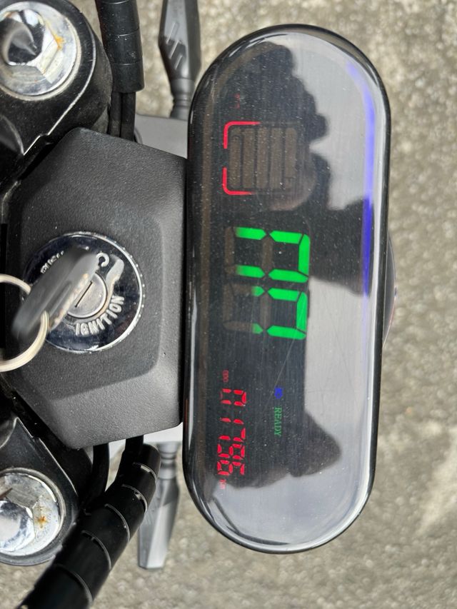 Sunra Miku Max: Moto eléctrica naranja