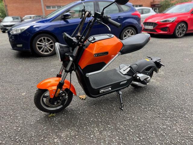 Sunra Miku Max: Moto eléctrica naranja
