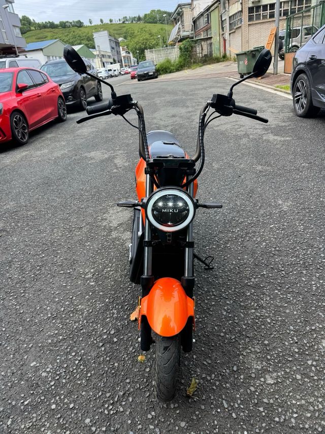Sunra Miku Max: Moto eléctrica naranja