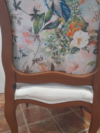 Sillón Luis XV blanco y tonos pastel