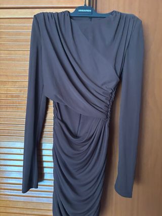 Vestido marrón ajustado de manga larga