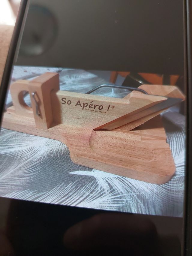 Affettatrice da tavolo si piccole dimensioni.