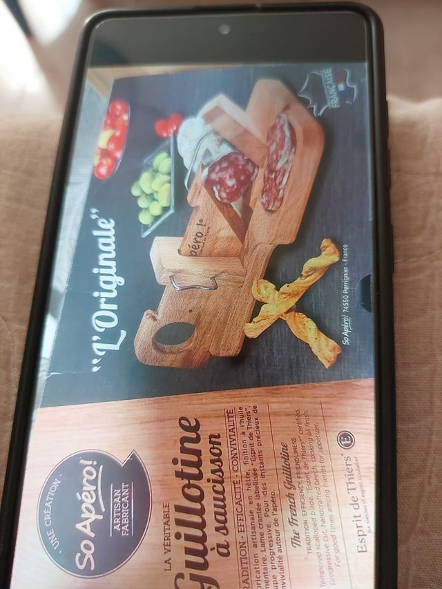 Affettatrice da tavolo si piccole dimensioni.