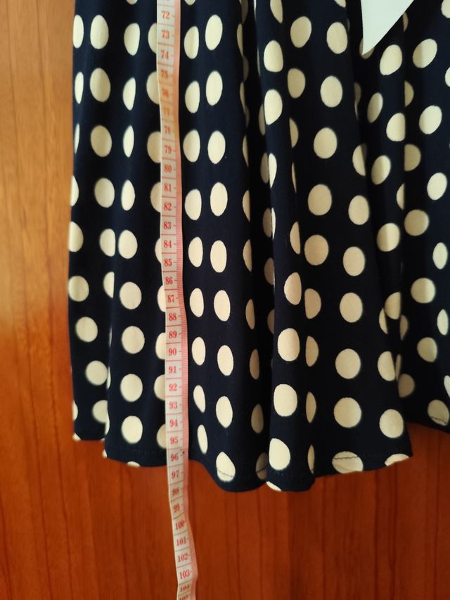 Vestido verano con lunares beige.