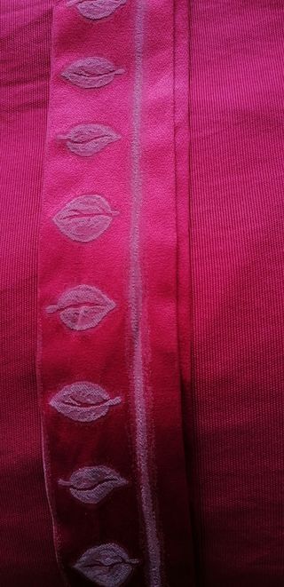 Cortinas granates y gris discreto