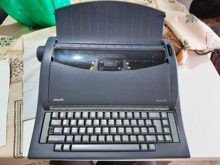 MÁQUINA DE ESCRIBIR OLIVETTI