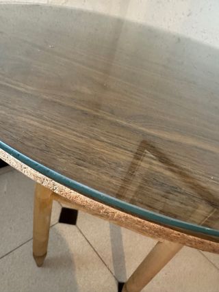 Mesa redonda de cristal y madera